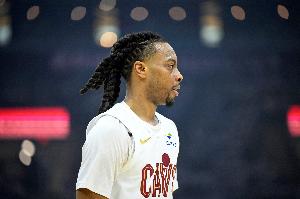 在场上干啥呢！加兰半场15分钟仅得4分&7中1 首节就3犯规