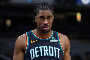 风卷残云！艾维强攻上篮打成2+1 活塞首节已领先雄鹿18分