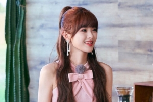 主持人泱泱晒照：如果我和你约会 那么我将长这个样子