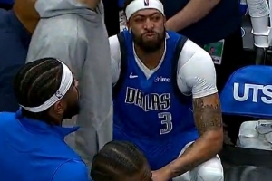 看起来挺疼！浓眉钉板大帽米切尔时戳到手指 暂停时表情痛苦