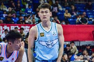 拒投？青岛2位首发球员纪卓和王睿泽半场均未出手 合计0分