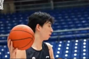 NBA顶级教练Bill特训李俊贤——行进间运球训练！