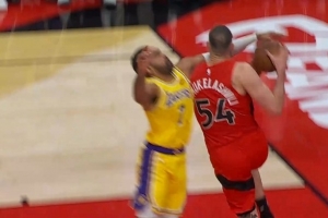 动作有点大！文森特拦截击中马穆凯拉什维利 被吹一级恶意犯规