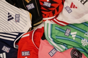 效仿美职联，26/27赛季起成年球员在德甲首秀时将佩戴纪念徽章