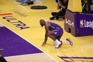 完全不在状态！詹姆斯后场篮板没拿住 直接出界了