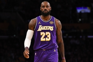 湖媒：詹姆斯愿为球队更好而自我牺牲 这就是他成为GOAT的原因