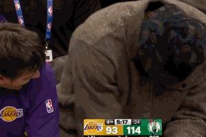 在聊啥这么开心！詹姆斯和里夫斯在替补席嘎嘎嘎偷笑