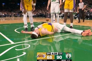 太危险了！里夫斯突破挑篮被撞翻打成2+1