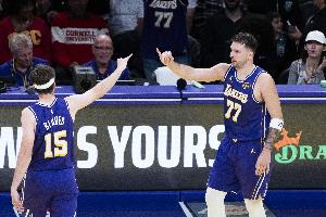 里夫斯开季19场合砍至少500分100助50三分 队史第二快&仅次东契奇