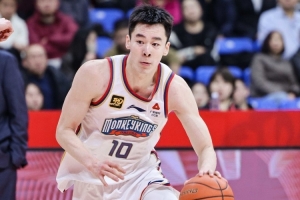 能里能外！郭昊文半场7中4拿到10分1板2助 突破双手扣篮很亮眼