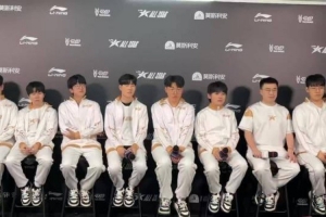 TheShy：平时不是很喜欢动物 但是昨天和很多小猫还是很有意思的