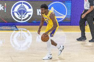 这往哪传呢？布朗尼突破外传 直接传到凯尔特人替补席