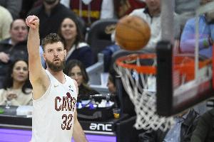 射手还能传就恐怖了！迪恩·韦德6中4&三分4中2拿到12分8板5助