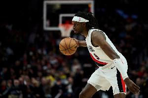 关键球！格兰特三分一箭穿心反超！裁判回看还给奥萨尔一级恶意