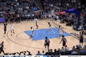 少见！哈登撤步三分吃到大帽 捡回球权压哨中投还是打铁