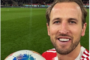 拜仁官推晒凯恩与比赛用球合照：76场德甲第10次帽子戏法，太疯狂