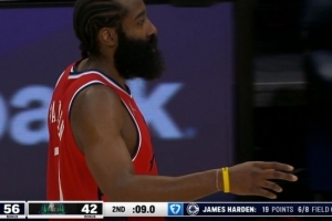 听牌历史前十！哈登急停晃飞防守中投命中 半场砍19分&仅差1分