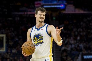 波斯特今日命中5个三分 创勇士队史首发中锋球员里单场最高