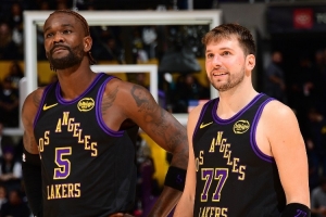 上来就喂！东契奇暂停后刚上场 就助飞艾顿顺下空接暴扣！