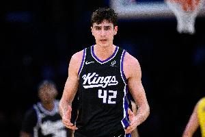 小伙子可以培养！42号秀雷诺8中5拿到13分8板3助 拼下3前场板