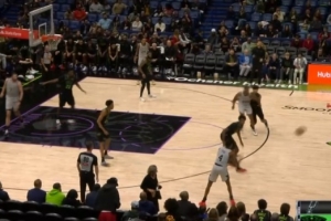 个位数分差了！奎因冲击篮下反身高难度勾手命中 鹈鹕轰出13-0！