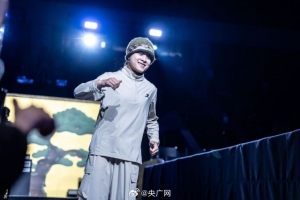 中国小将郭朴连续战胜三位日本选手，夺得霹雳舞世锦赛冠军