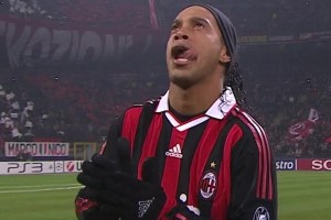 都是熟悉的面孔，2003年欧冠1/4决赛。曼联VS皇马