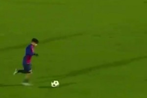 当时的普约尔训练时尝试单防梅西！结果，一眨眼就过去了！