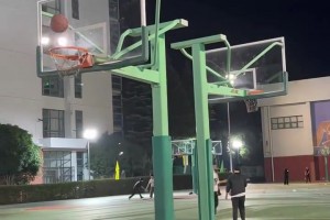 笑死！威少被这个矮篮筐整不会了，疯狂打铁