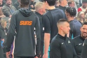 今天在场上轻盈许多！杨瀚森此前接受周玲安采访，看着明显瘦了！