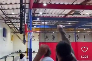 本赛季还没出手过远投！海王休赛期曾猛练中投三分，还挺丝滑啊~