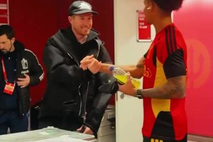 德布劳内拄拐现身更衣室，督战比利时世界杯出线