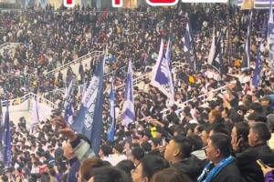 多大仇？津门虎球迷齐喊：老二老二，千年老二！