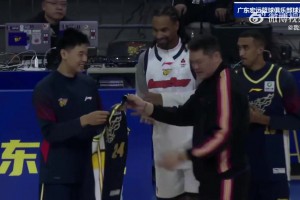 拖都拖不走！海港球迷被大连安保人员压倒在地