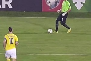 运气来了挡都挡不住啊！这是伊布最神奇的进球吗？