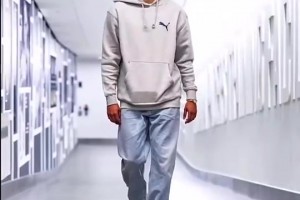 一切都是缘分！名场面：09年詹姆斯在训练营指导年轻的库里哈登！