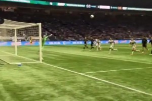 带不动啊！现场直拍：孙兴慜补时阶段任意球绝平后众生相！