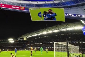 身临其境！洛杉矶一家酒吧超大屏幕观看欧冠，这完全就是在现场啊