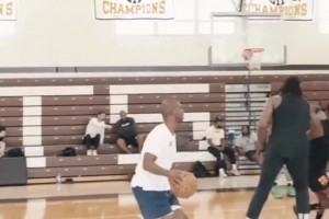 国安球员后场低级失误！国安第90分钟遭绝杀，连丢两球1-2河内