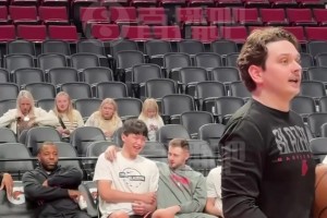 英语显著进步！杨瀚森与助教交流无压力关系很好&有说有笑~