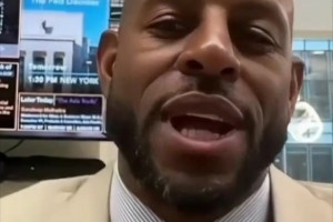 杜江带儿子嗯哼来现场观看中国男篮vs韩国男篮的比赛...