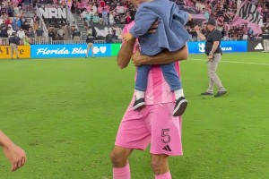 穆勒赛前踩场看起来心情不错呀~准备好冲击总决赛和梅西较量了嘛