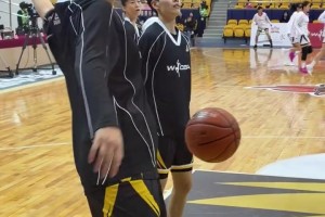 球迷感慨：女球员帅起来，真就没有男人什么事了