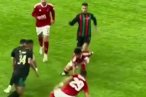 摩洛哥某球队球迷向场内扔了一把匕首，还被对方球队捡到了？！