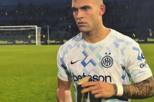 梅开二度破球荒！赛后劳塔罗领取意甲单场MVP奖杯