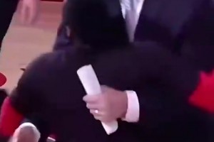 铁汉柔情！埃德森想吸引女球童注意，得知她是聋人立即改手语交流