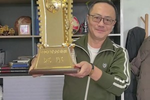 大战一触即发！北京台主持人魏翊东带你提前开箱足协杯冠军奖杯