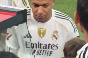 近水楼台先得月！姆巴佩下场后将落场版球衣送给替补席旁边的球迷