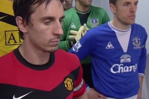 曼联球迷珍贵回忆！鲁尼捧杯瞬间