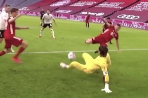 八爪挂上线！当年拜仁三连击把索默打趟也没能叩开他的十指关